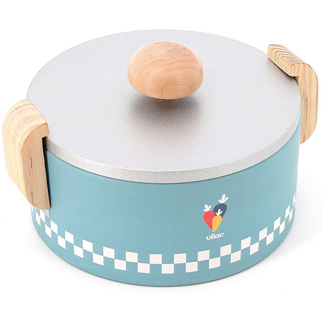 Vilac houten kookpot met zilverkleurig deksel en houten knop en handvatten.