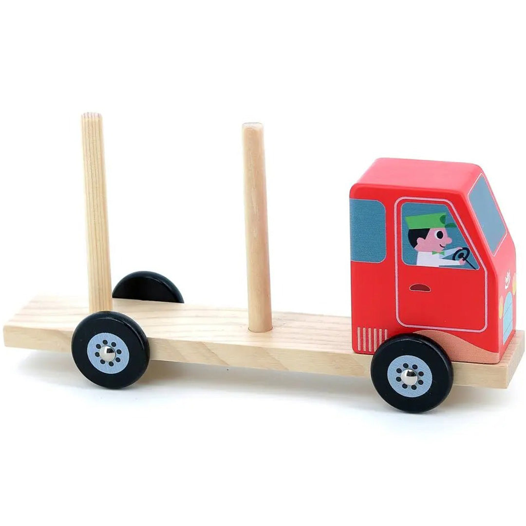 Vilac houten vrachtwagen met rode cabine en een houten laadbak met twee verticale pinnen.