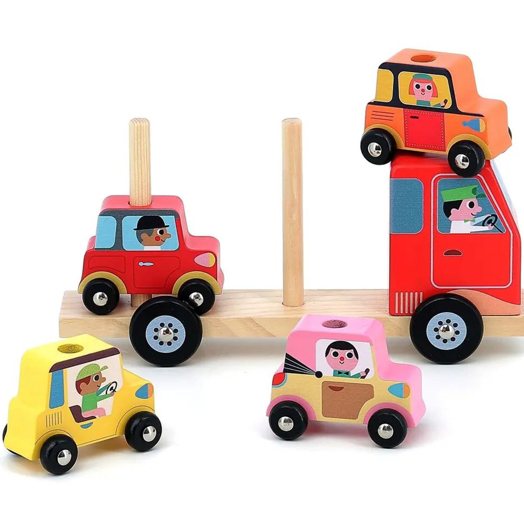 Vilac houten vrachtwagen met rode cabine en twee houten pinnen op de laadbak, met twee stapelauto's erop en twee ernaast.