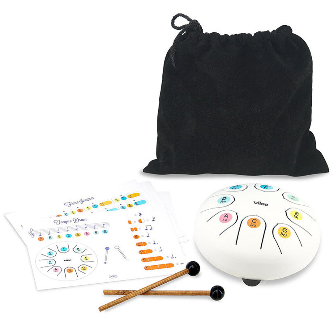 Vilac tongtrommel set met witte trommel, twee stokken, bladmuziek en een zwarte opbergzak.