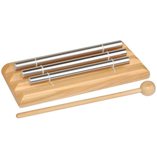 Voggenreiter klokkenspel met drie metalen staven op een houten basis en een houten mallet.