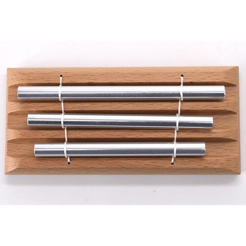 Bovenaanzicht van het Voggenreiter klokkenspel met drie metalen staven op een houten basis.