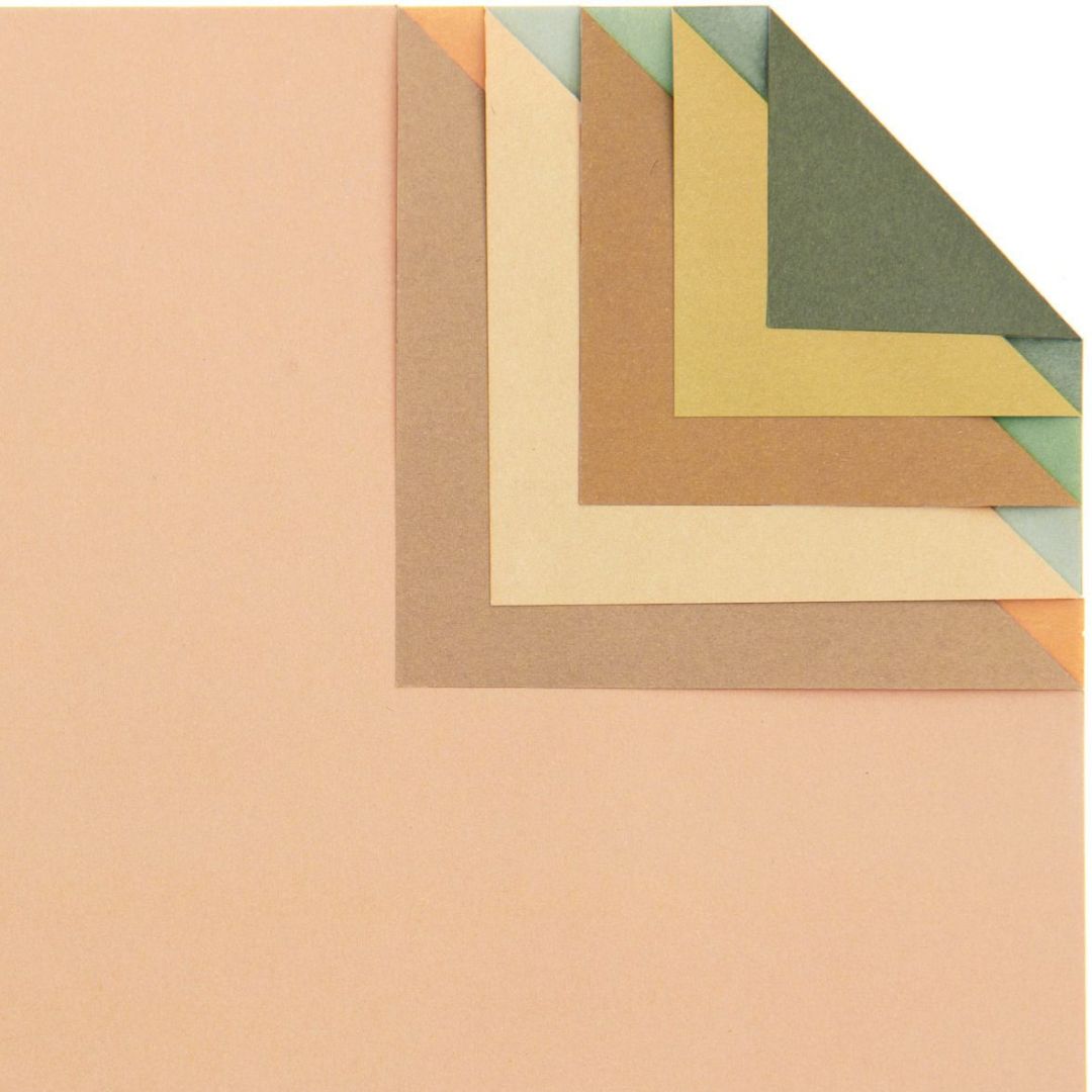 Een close-up van een stapel Rico Design duo-kleur origamipapier in aardetinten, schuin uitgewaaierd.