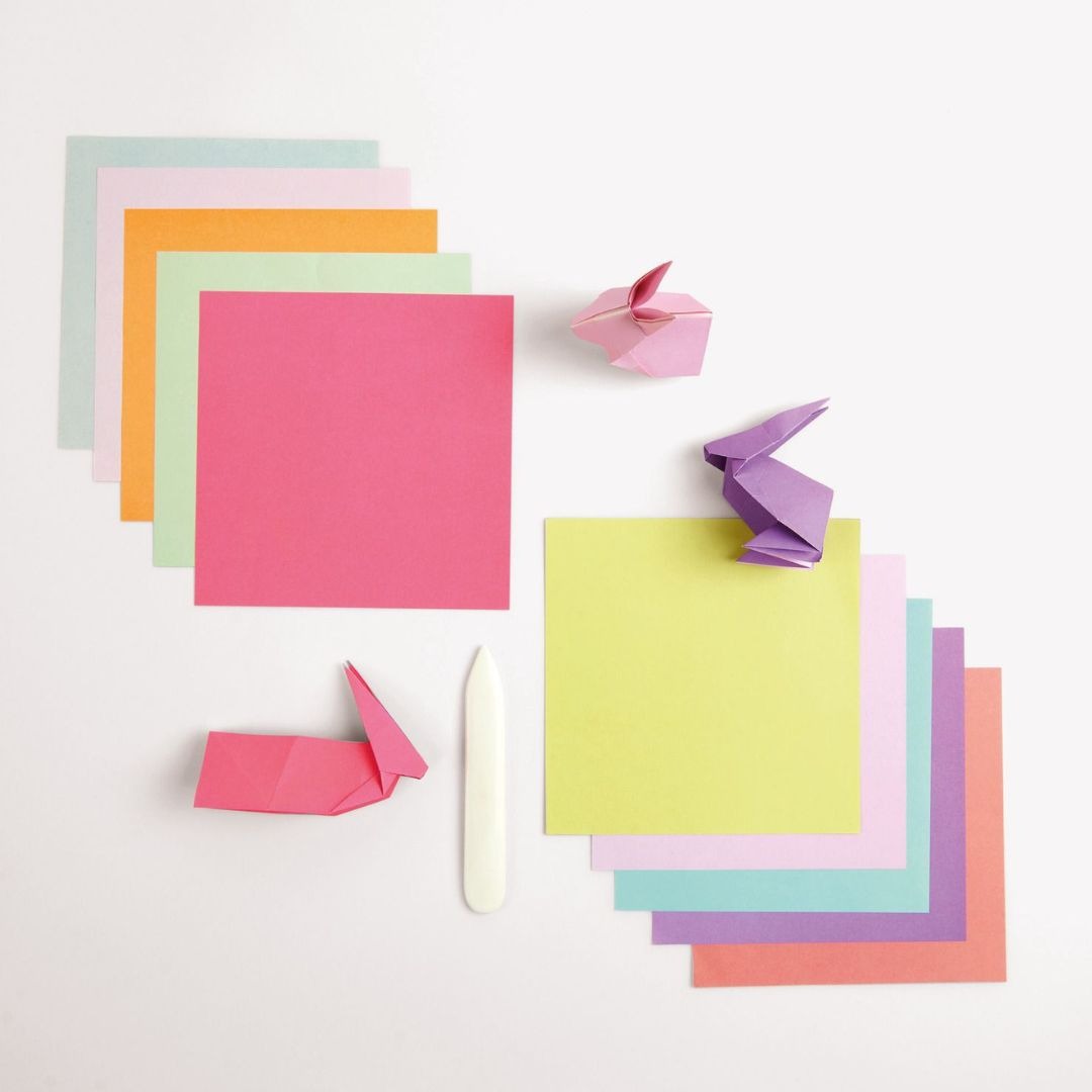 Rico Design duo color pastel origamipapier in verschillende kleuren, met enkele gevouwen figuren en een vouwbeen.