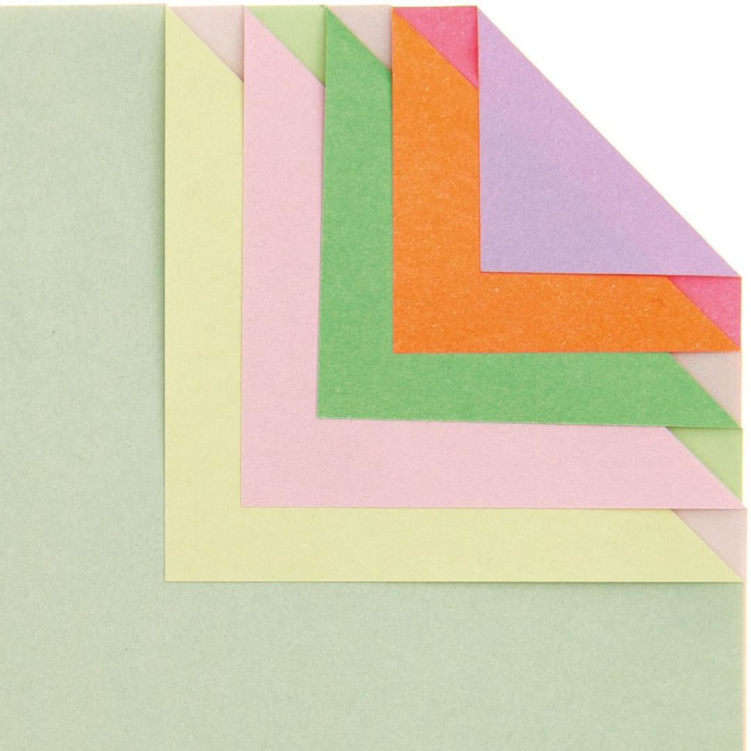 Een close-up van uitgewaaierd duo color pastel origamipapier in diverse kleuren.