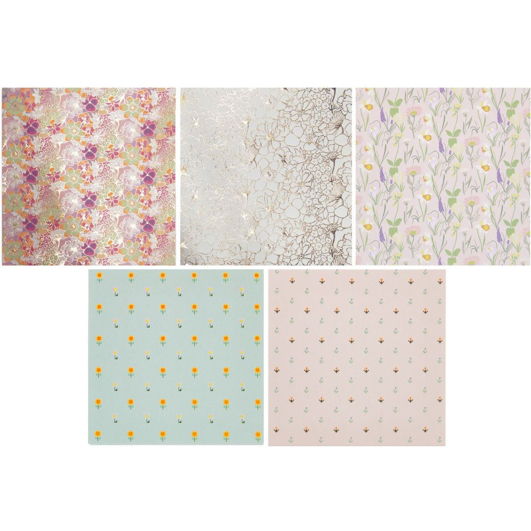 Vijf vierkante vellen Rico Design origamipapier met diverse bloemen- en abstracte patronen, waaronder één met gouden accenten.