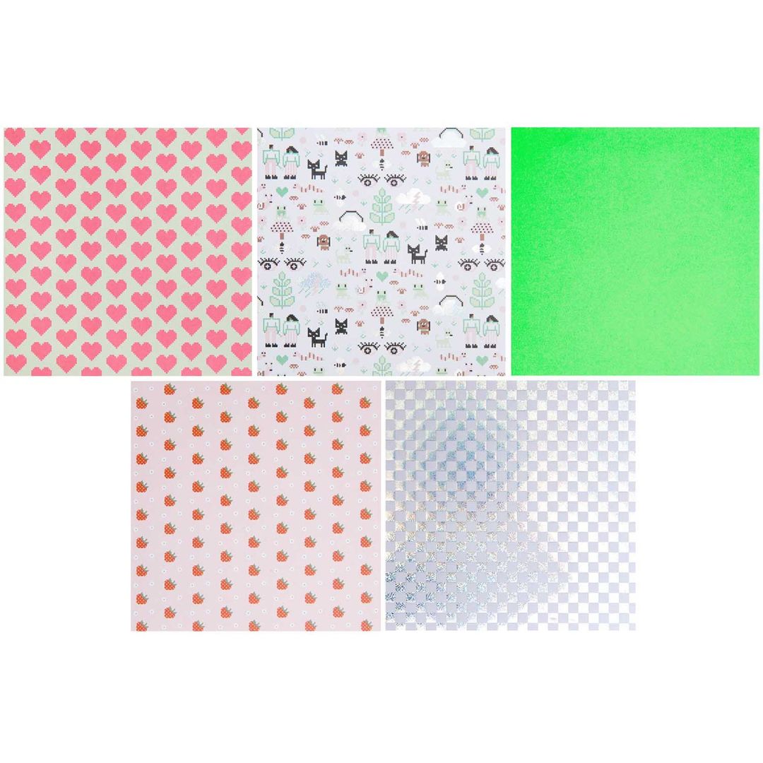 Vijf vellen Rico Design origami papier met patronen van pixelharten, dieren, effen groen, wortels en een holografisch ruitpatroon.
