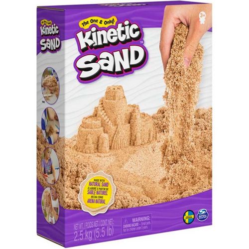 De verpakking van Waba Fun Kinetic Sand van 2,5 kg, met een hand die zand giet en een zandkasteel.