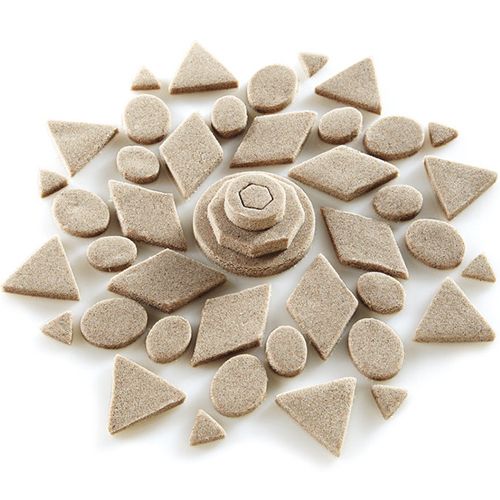 Een collectie van geometrische vormen zoals driehoeken, cirkels en ruiten, gemaakt van Kinetic Sand.