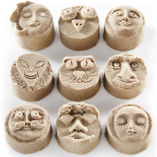 Negen verschillende zandvormen van Kinetic Sand met gezichten en dieren.