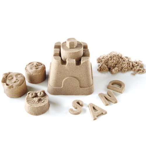 Een zandkasteel, drie gezichtsvormen en de letters S, A, N, D, allemaal gemaakt van Kinetic Sand.