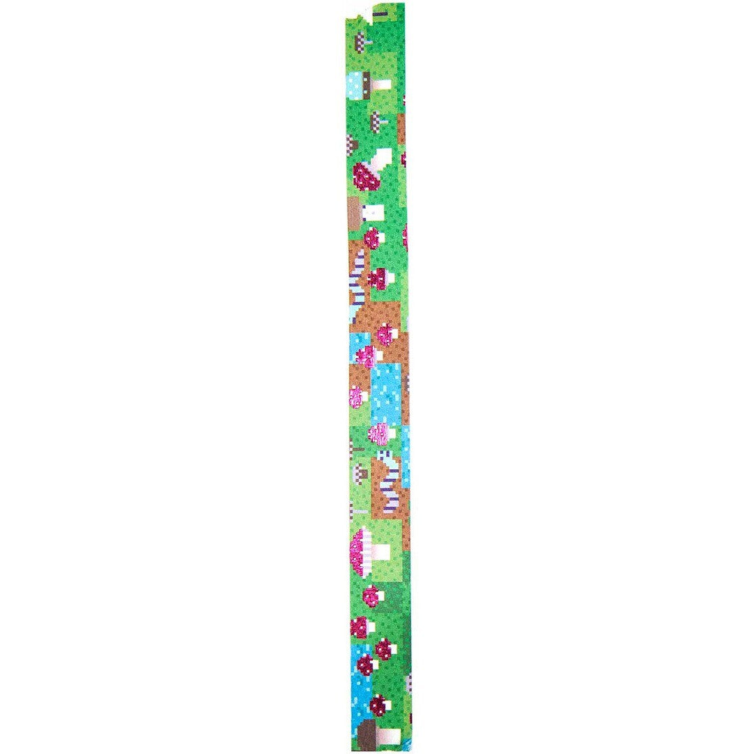 Een lange strook Rico Design washi tape met een herhalend pixelpatroon van groene grond en roze paddenstoelen.