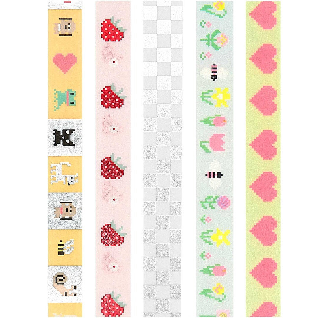 Vijf uitgerolde stroken washi tape met pixelpatronen van dieren, harten, aardbeien, ruitjes en bloemen.