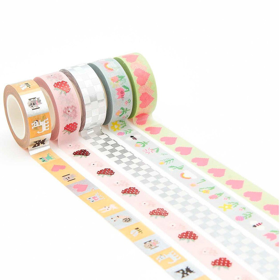 Rico Design washi tape set met vijf deels uitgerolde rollen die de pixelpatronen van harten, bloemen, ruitjes, aardbeien en dieren tonen.