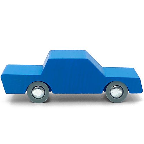 waytoplay blauwe houten speelgoedauto op een witte achtergrond.