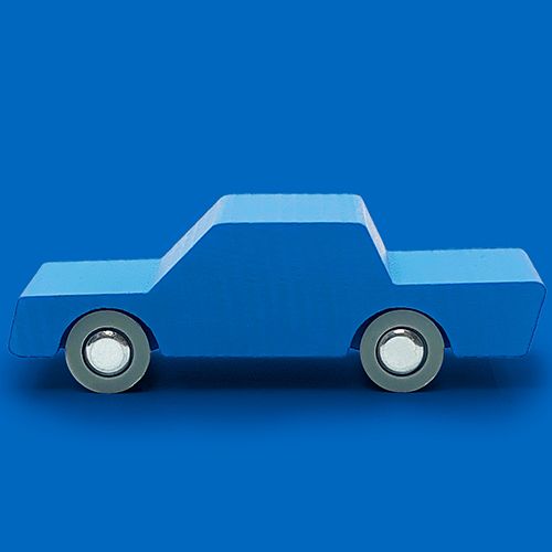 waytoplay blauwe houten speelgoedauto op een blauwe achtergrond.