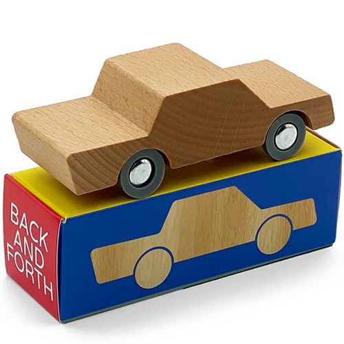 waytoplay houten speelgoedauto op de blauw-gele productverpakking.