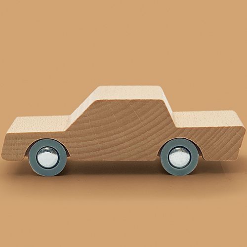 waytoplay houten speelgoedauto in beige, van de zijkant tegen een bruine achtergrond.