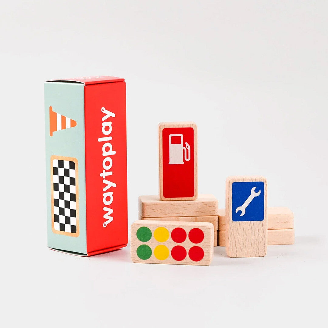 De verpakking van de waytoplay houten raceborden naast enkele speelblokken.