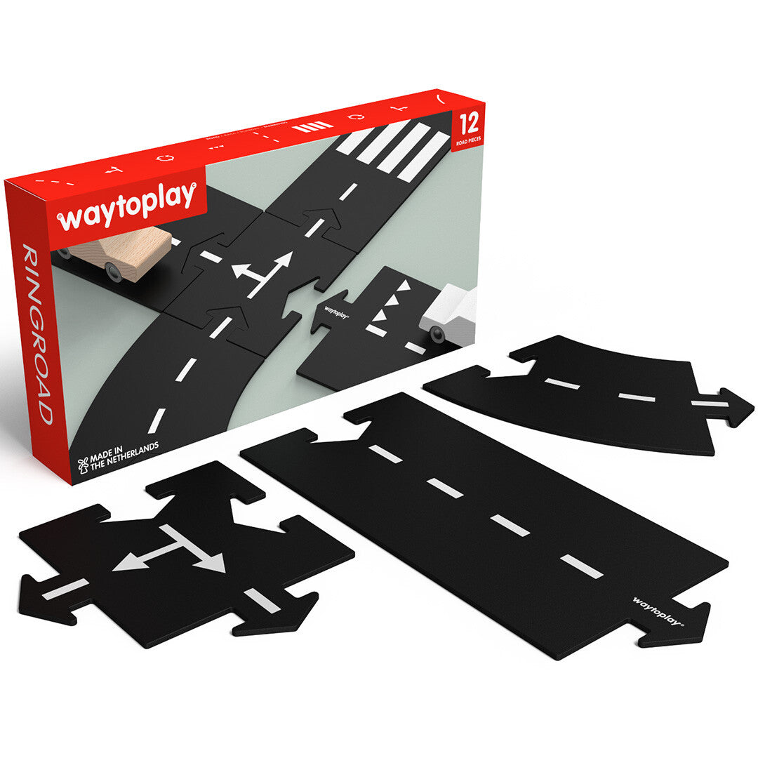 De waytoplay Ringroad 12-delige set met de rode verpakking en zwarte rubberen wegdelen, met enkele houten auto's erop.
