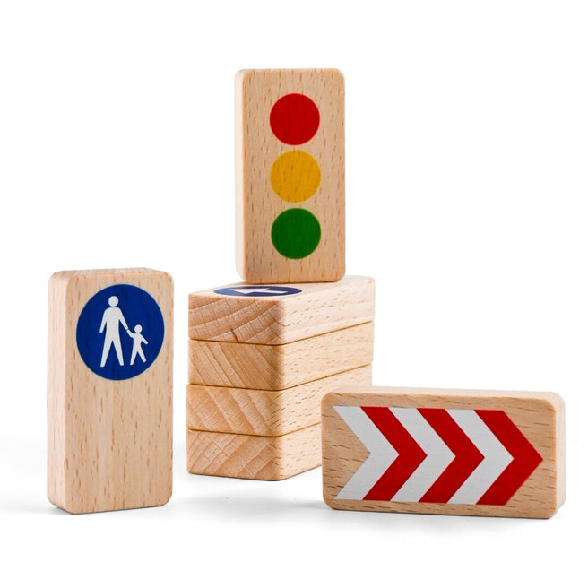 waytoplay houten verkeersborden speelgoed met een verkeerslicht, zebrapad en chevronbord op een witte achtergrond.