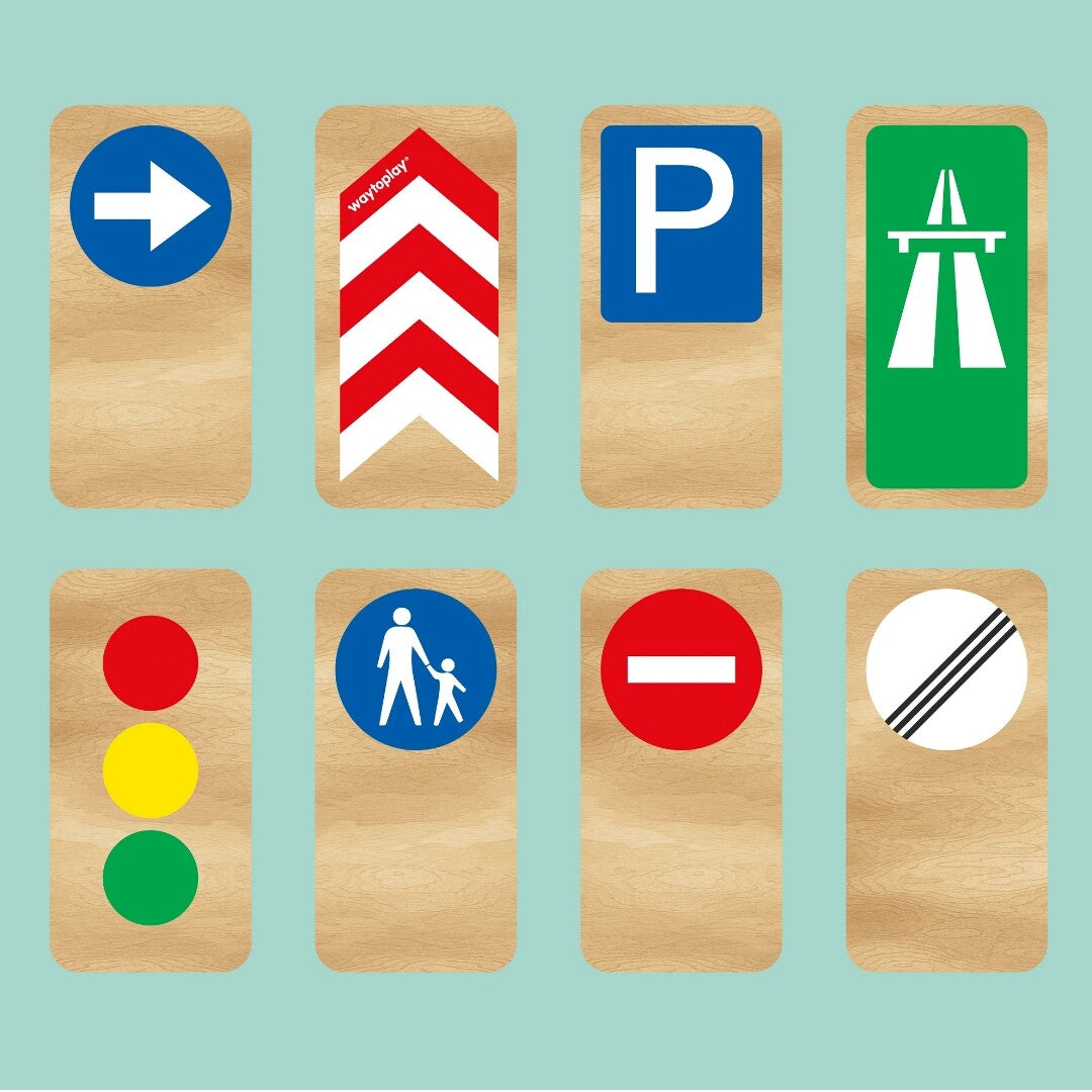 Een collectie van acht waytoplay houten verkeersborden speelgoed, waaronder eenrichtingsverkeer, parkeren en een verkeerslicht.