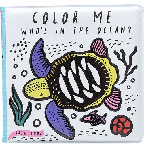 wee gallery badboekje 'Color Me Who's in the Ocean?' met een kleurrijke schildpad op de voorkant.