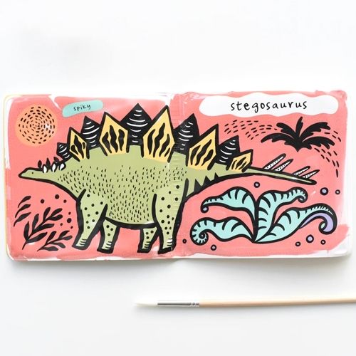 Open wee gallery badboekje met een deels ingekleurde groene stegosaurus en een zwart-wit schets van een stegosaurus.