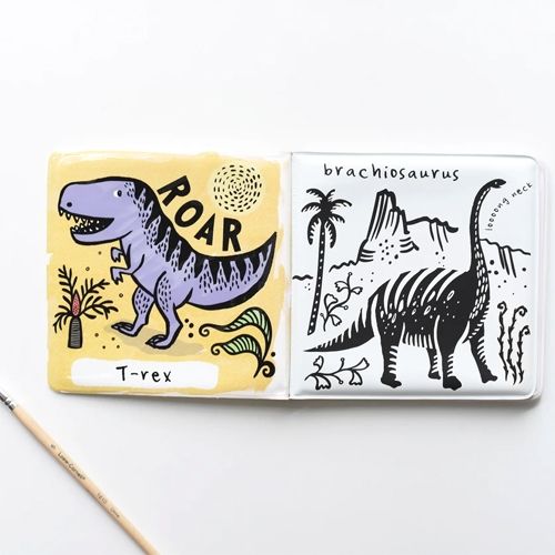 Open wee gallery badboekje met een ingekleurde paarse T-rex en een zwart-wit schets van een brachiosaurus.