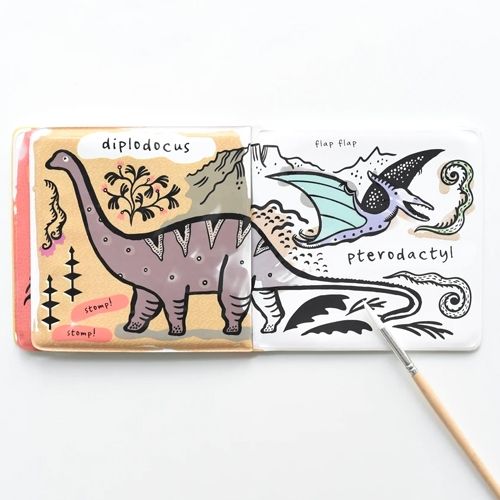 Open wee gallery badboekje met een deels ingekleurde diplodocus en een zwart-wit schets van een pterodactyl.
