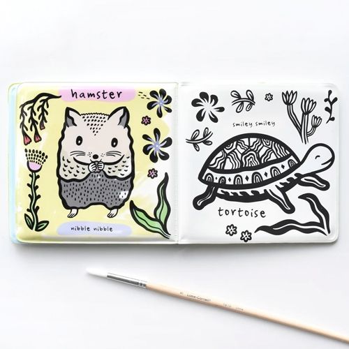 Open Wee Gallery badboekje met een deels gekleurde hamster en een zwart-witte schildpad, met een kwast ernaast.