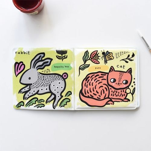 Open Wee Gallery badboekje met een deels gekleurd konijn en een oranje kat, met een kwast en verfpotje.