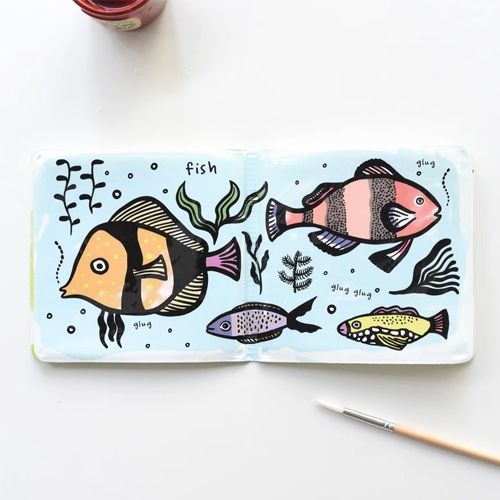 Open Wee Gallery badboekje met verschillende gekleurde vissen en zeewier in een onderwaterscène, met een kwast en verfpotje.