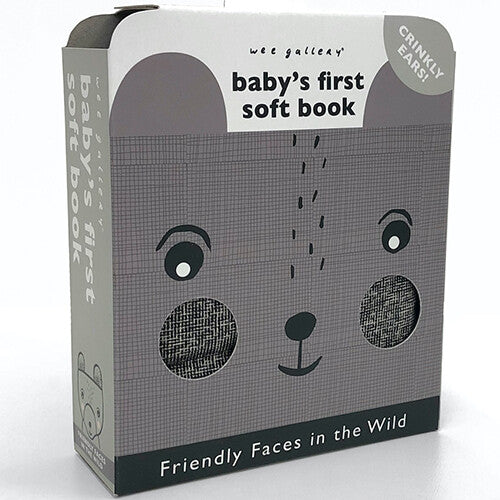 Verpakking van het Wee Gallery stoffen babyspeelboekje met een grijze berenkop en de tekst 'baby's first soft book'.
