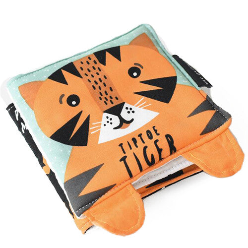 Wee Gallery stoffen knisperboekje met een oranje tijgergezicht en de tekst 'Tiptoe Tiger'.