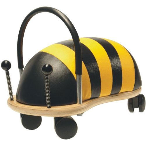 Wheelybug loopwagen in de vorm van een bij met zwart-gele strepen en een houten onderstel.
