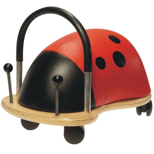 Wheelybug lieveheersbeestje duwauto met rood lichaam met zwarte stippen, zwarte kop en houten onderstel.
