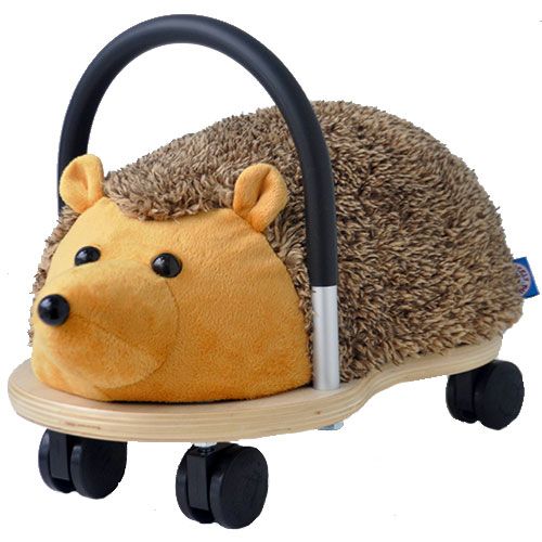 Wheelybug pluche egel rijdier met houten onderstel en zwart handvat.