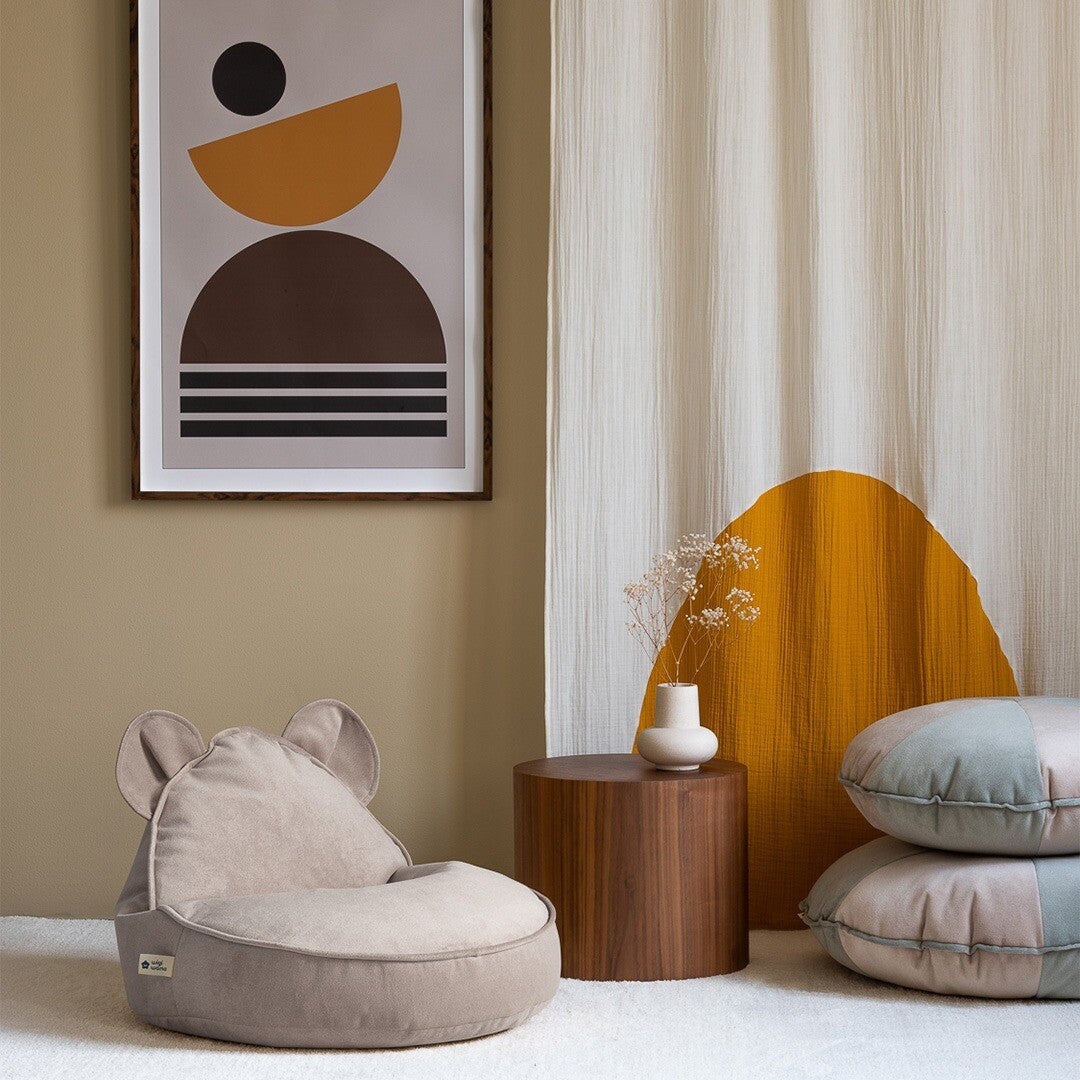 Wigiwama beige fluwelen zitzak met berenoren in een kinderkamerinterieur.