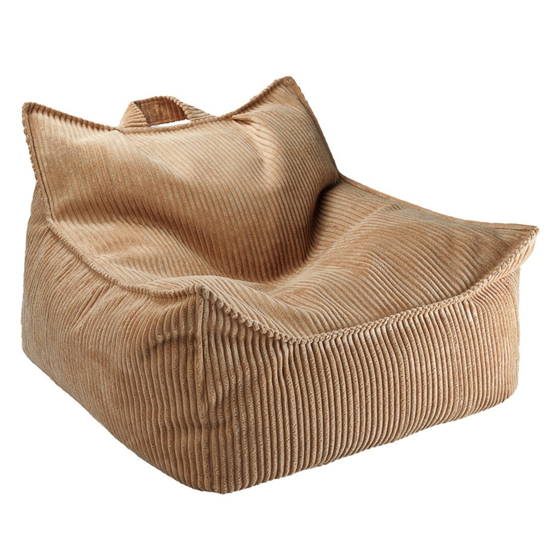 wigiwama zitzak stoel in beige corduroy stof op een witte achtergrond.