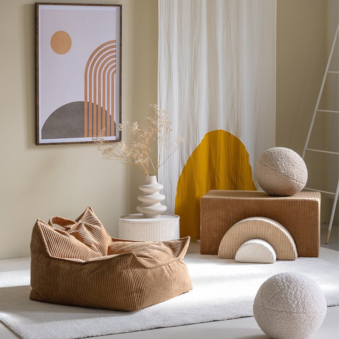 De wigiwama zitzak stoel van beige corduroy staat in een modern interieur met abstracte decoratie.
