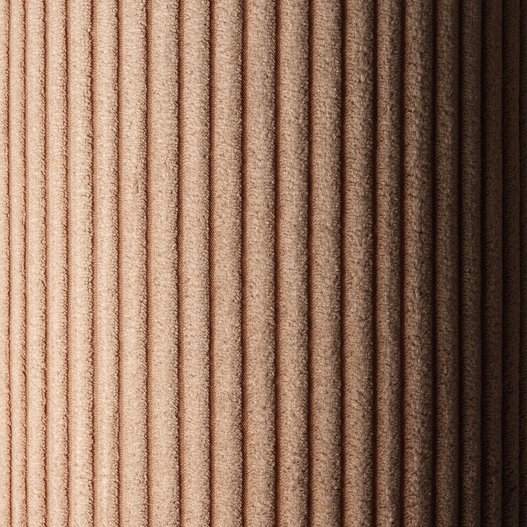 Detailopname van de beige corduroy stof met verticale ribbels van de zitzak stoel.
