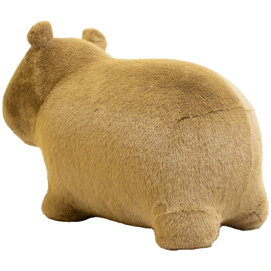 Wild & Soft pluche skippydier in de vorm van een capybara, van achteren gefotografeerd.