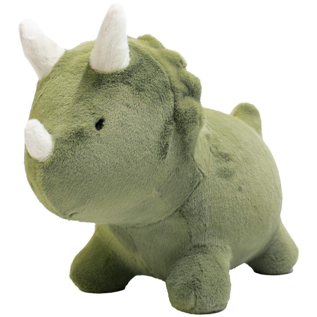 Wild & Soft groen pluche skippydier in de vorm van een triceratops, schuin van voren gefotografeerd.