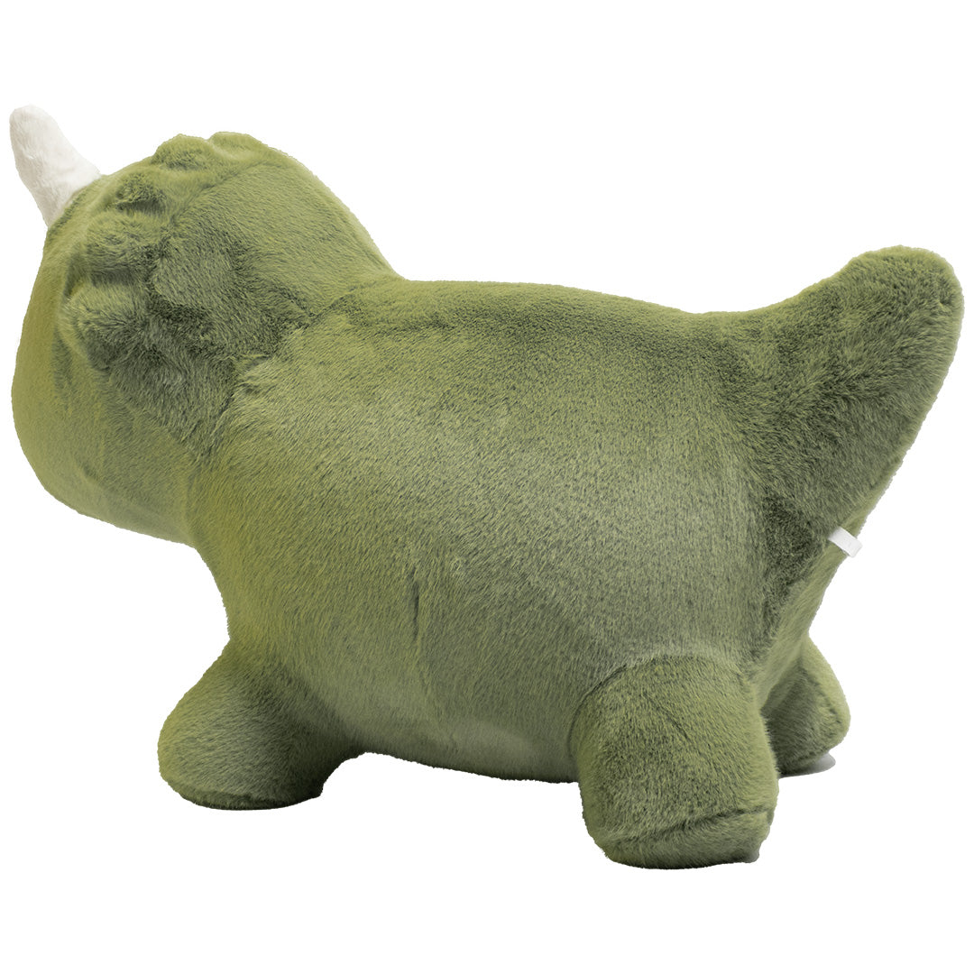 Wild & Soft groen pluche skippydier in de vorm van een triceratops, schuin van achteren gefotografeerd.