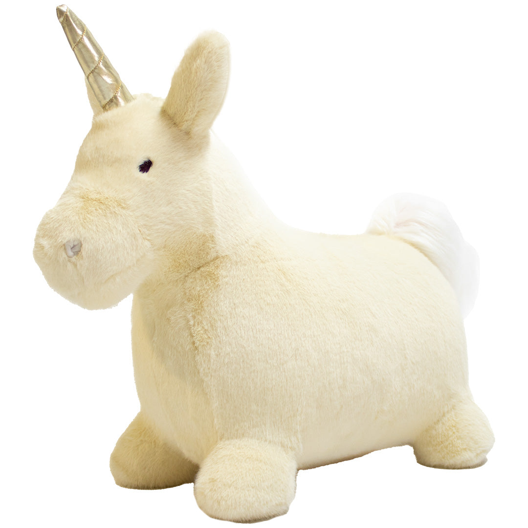 Wild & Soft beige pluche eenhoorn skippydier met gouden hoorn, schuin van voren gefotografeerd.
