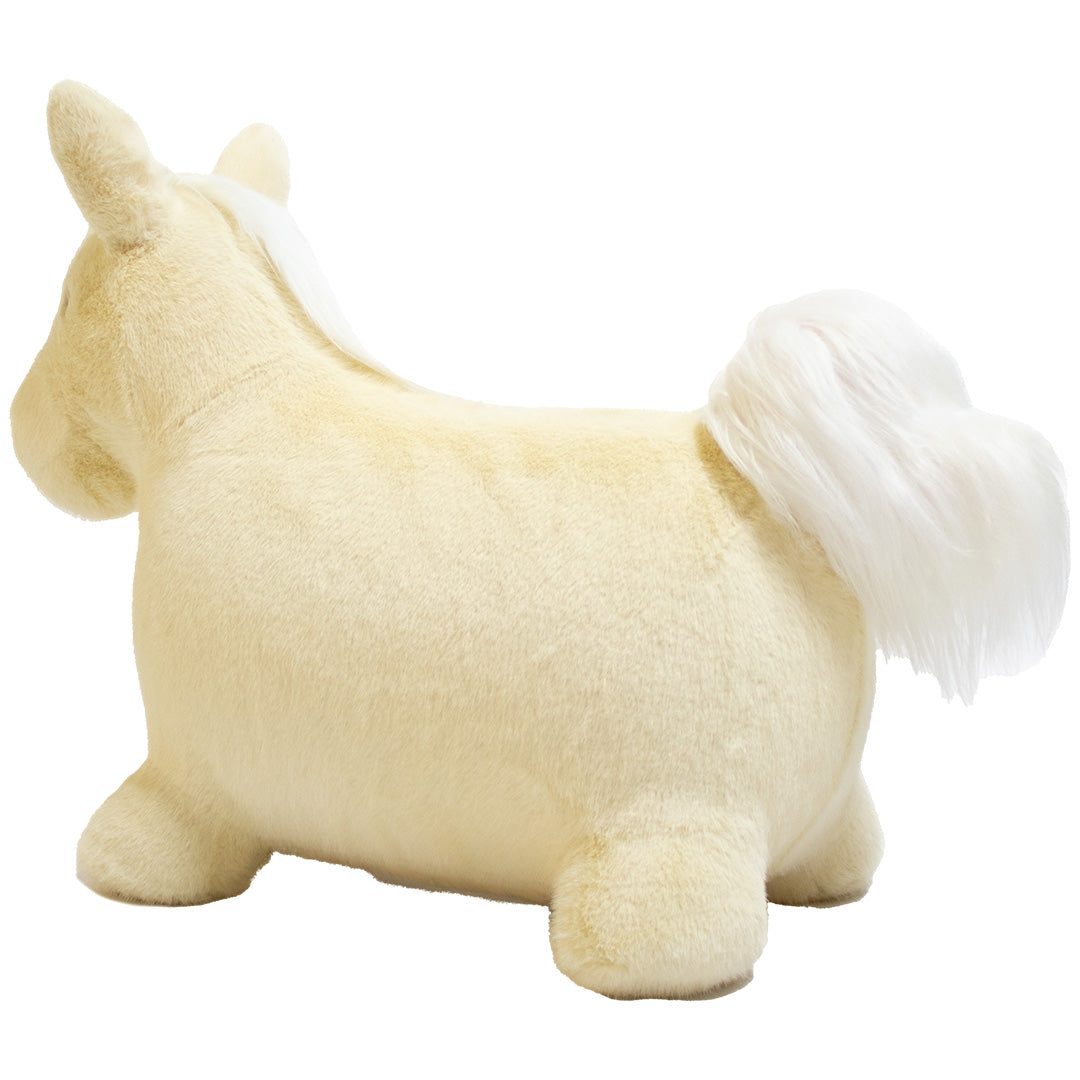 Wild & Soft beige pluche eenhoorn skippydier met witte staart, van achteren gefotografeerd.