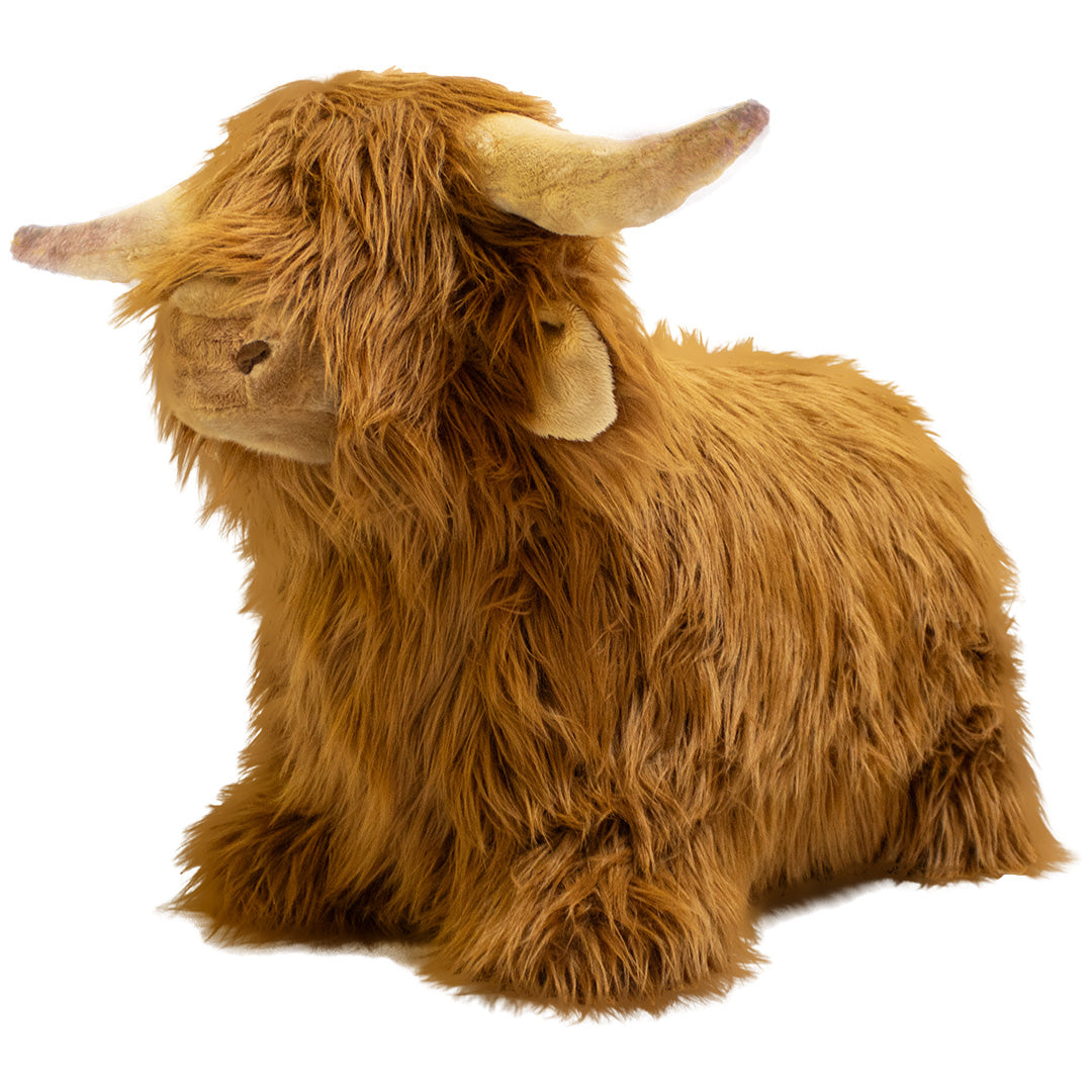 Wild & Soft skippydier Schotse Hooglander, een bruin harig speelgoedbeest met hoorns, schuin gefotografeerd.