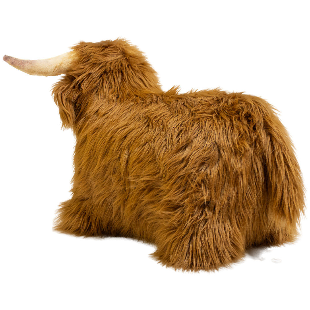 Wild & Soft skippydier Schotse Hooglander, een bruin harig speelgoedbeest met hoorns, van de rechterzijkant gefotografeerd.