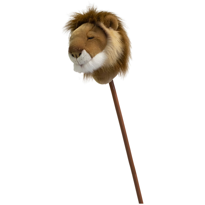 Wild & Soft stokdier leeuw met pluche kop op een houten stok, schuin gefotografeerd.